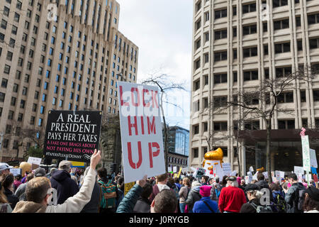 Seattle, Washington, Stati Uniti d'America. Il 15 aprile, 2017. Centinaia di manifestanti hanno partecipato imposta marzo Seattle, un rally e sorella marzo all'imposta nazionale marzo si svolge in oltre 180 europee attraverso gli Stati Uniti Gli attivisti chiedono che il Presidente Trump rilasciare la sua dichiarazione fiscale e a rivelare i suoi rapporti commerciali, legami finanziari e di eventuali potenziali conflitti di interessi. Credito: Paolo Gordon/Alamy Live News Foto Stock