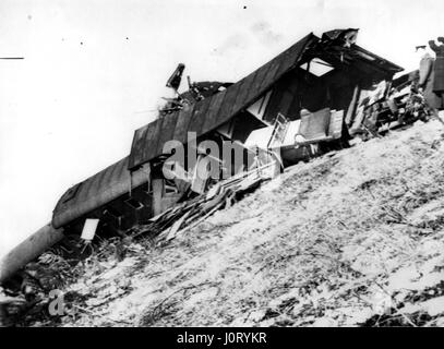 Apr. 04, 1964 - Trentacinque uccisi in treno Crash trenta cinque persone sono state uccise e un centinaio di feriti oggi quando due treni - uno proveniente da Skopje - collisione testa sul vicino a Belgrado in una fitta nebbia. La foto mostra: parte del relitto dopo la nebbia ha sollevato. (Credito Immagine: © Keystone Press Agency/Keystone USA via ZUMAPRESS.com) Foto Stock