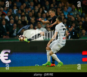 Napoli, Italia. Xv Apr, 2017. Arkadiusz Milik durante il campionato italiano di una partita di calcio,tra SSC Napoli e Udinese al stadio San Paolo di Napoli Italia , 15 aprile 2017 Credit: agnfoto/Alamy Live News Foto Stock