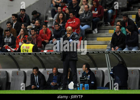 Lisbona, Portogallo. Xv Apr, 2017. Porto di head coach Nuno Espirito Santo si affaccia su durante il 2016/2017 Liga portoghese match tra SC Braga e FC Porto a Braga Stadio Comunale di Braga, Portogallo, 15 aprile 2017. La partita si è conclusa con un pareggio. Credito: Paulo Duarte/Xinhua/Alamy Live News Foto Stock