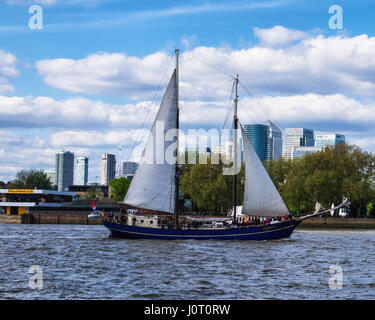 London Greenwich, Regno Unito. Il 15 aprile, 2017. Il Royal Borough of Greenwich ospita il 2017 Rendez-vous TALL SHIPS REGATTA tra il 13 e 16 aprile. La regata è la partenza cerimoniale per una gara che si terrà a segnare il centocinquantesimo anniversario della Confederazione canadese. Più di 30 Tall Ships sono ormeggiati a Greenwich e Woolwich prima di barca a vela per il Quebec, Canada, attraverso il Portogallo, Bermuda e Boston. © Eden Breitz/Alamy Live News Foto Stock