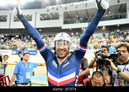 Hong Kong, Cina. Xvi Apr, 2017. Francois Pervis di Francia festeggia dopo aver vinto uomini 1km crono finale di UCI 2017 via del Campionato del Mondo di Ciclismo a Hong Kong, Cina del sud, il 16 aprile 2017. Francois Pervis rivendicato il titolo con 1:00.714. Credito: Lo Fai Ping/Xinhua/Alamy Live News Foto Stock