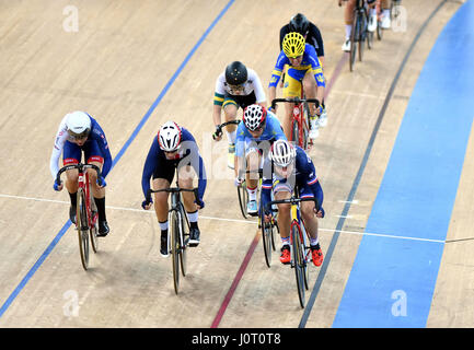 Hong Kong, Cina. Xvi Apr, 2017. Elinor Barker(1L) della Gran Bretagna compete durante le donne i punti corsa finale di UCI 2017 via del Campionato del Mondo di Ciclismo a Hong Kong, Cina del sud, il 16 aprile 2017. Elinor Barker rivendicato il titolo con 59 punti. Credito: Lo Fai Ping/Xinhua/Alamy Live News Foto Stock