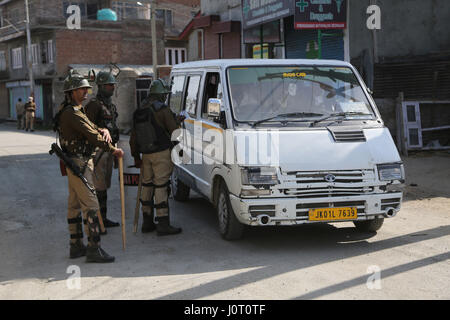 Srinagar, Indiano-controllato del Kashmir. Xvi Apr, 2017. Paramilitari indiano troopers fermare un veicolo durante il coprifuoco a Srinagar, capitale estiva di Indiano-Kashmir controllata, Aprile 16, 2017. Un 23-anno-vecchio è stato civile ucciso sabato sera dopo le forze di governo sparato su di lui con l'irrequieta indiano-Kashmir controllata, la polizia ha detto. Credito: Javed Dar/Xinhua/Alamy Live News Foto Stock