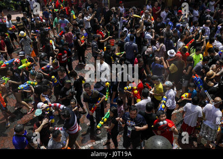 Petaling Jaya, Selangor, Malaysia. Xvi Apr, 2017. Le persone prendono parte in acqua lotta durante il Songkran festival celebrazioni nel tempio. Credito: Kepy/ZUMA filo/Alamy Live News Foto Stock