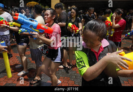 Petaling Jaya, Selangor, Malaysia. Xvi Apr, 2017. Le persone prendono parte in acqua lotta durante il Songkran festival celebrazioni nel tempio. Credito: Kepy/ZUMA filo/Alamy Live News Foto Stock