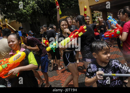 Petaling Jaya, Selangor, Malaysia. Xvi Apr, 2017. Le persone prendono parte in acqua lotta durante il Songkran festival celebrazioni nel tempio. Credito: Kepy/ZUMA filo/Alamy Live News Foto Stock