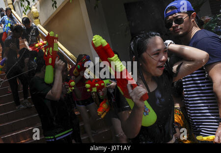 Petaling Jaya, Selangor, Malaysia. Xvi Apr, 2017. Una ragazza reagisce durante l'acqua a una lotta a Songkran festival celebrazioni nel tempio. Credito: Kepy/ZUMA filo/Alamy Live News Foto Stock