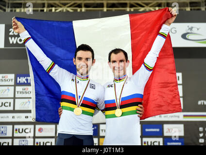 Hong Kong, Cina. Xvi Apr, 2017. Morgan Kneisky (R) e Benjamin Thomas di Francia pone durante la cerimonia di premiazione dopo la Uomini Madison finale al UCI 2017 via del Campionato del Mondo di Ciclismo a Hong Kong, Cina del sud, il 16 aprile 2017. Morgan Kneisky e Benjamin Thomas rivendicato il titolo con 45 punti. Credito: Lo Fai Ping/Xinhua/Alamy Live News Foto Stock