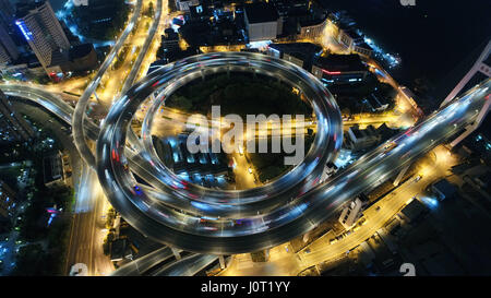 Shanghai. Xiii Apr, 2017. Foto realizzata il 13 aprile 2017 illustra una antenna vista notturna di Shanghai, Cina orientale. Credito: Ding Ting/Xinhua/Alamy Live News Foto Stock