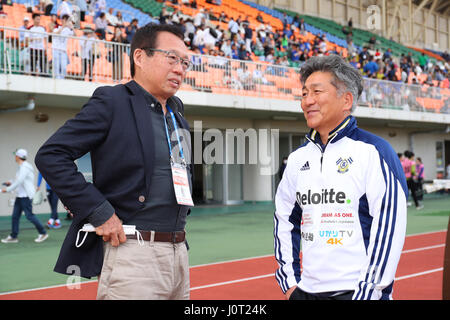 Kashiwanoha Stadium, Chiba, Giappone. Xvi Apr, 2017. (L a R) Takeshi Okada, Hirofumi Yoshitake (FC) Imabari, Aprile 16, 2017 - Calcetto : Giappone Football League (JFL) 2017 1° stadio tra Briobecca Urayasu 0-2 FC Imabari a Kashiwanoha Stadium, Chiba, Giappone. Credito: YUTAKA AFLO/sport/Alamy Live News Foto Stock