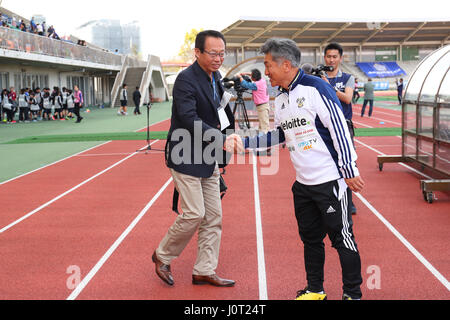 Kashiwanoha Stadium, Chiba, Giappone. Xvi Apr, 2017. (L a R) Takeshi Okada, Hirofumi Yoshitake (FC) Imabari, Aprile 16, 2017 - Calcetto : Giappone Football League (JFL) 2017 1° stadio tra Briobecca Urayasu 0-2 FC Imabari a Kashiwanoha Stadium, Chiba, Giappone. Credito: YUTAKA AFLO/sport/Alamy Live News Foto Stock