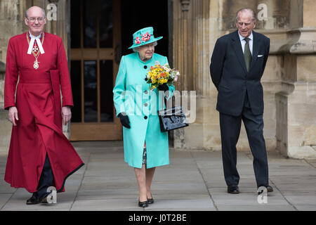 Windsor, Regno Unito. 16 Aprile, 2017. La regina, accompagnato dal Duca di Edimburgo, lascia alla cappella di San Giorgio nel Castello di Windsor con posies di fiori presentate da due giovani ragazze dopo la Domenica di Pasqua il servizio. Credito: Mark Kerrison/Alamy Live News Foto Stock