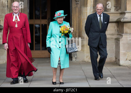 Windsor, Regno Unito. 16 Aprile, 2017. La regina, accompagnato dal Duca di Edimburgo, lascia alla cappella di San Giorgio nel Castello di Windsor con posies di fiori presentate da due giovani ragazze dopo la Domenica di Pasqua il servizio. Credito: Mark Kerrison/Alamy Live News Foto Stock