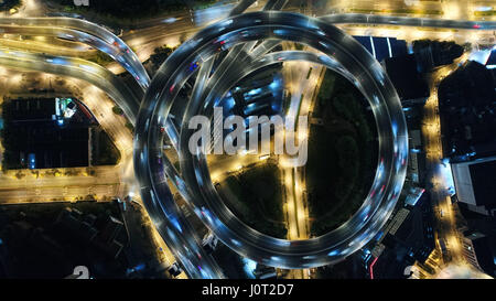 Shanghai. Xiii Apr, 2017. Foto realizzata il 13 aprile 2017 illustra una antenna vista notturna di Shanghai, Cina orientale. Credito: Ding Ting/Xinhua/Alamy Live News Foto Stock