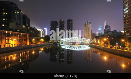 Shanghai. Xv Apr, 2017. Foto realizzata il 15 aprile 2017 illustra una antenna vista notturna di Shanghai, Cina orientale. Credito: Ding Ting/Xinhua/Alamy Live News Foto Stock