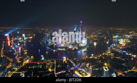 Shanghai. Xv Apr, 2017. Foto realizzata il 15 aprile 2017 illustra una antenna vista notturna di Shanghai, Cina orientale. Credito: Ding Ting/Xinhua/Alamy Live News Foto Stock