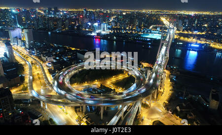 Shanghai. Xiii Apr, 2017. Foto realizzata il 13 aprile 2017 illustra una antenna vista notturna di Shanghai, Cina orientale. Credito: Ding Ting/Xinhua/Alamy Live News Foto Stock