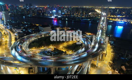 Shanghai. Xiii Apr, 2017. Foto realizzata il 13 aprile 2017 illustra una antenna vista notturna di Shanghai, Cina orientale. Credito: Ding Ting/Xinhua/Alamy Live News Foto Stock