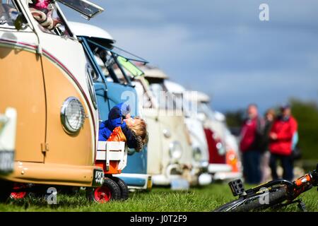 Oswestry, Shropshire, Regno Unito. 16 Aprile, 2017. I visitatori di BusTypes 2017 Volkswagen camper festival in Oswestry guarda la bella linea iconica classico "plitty' split screen VW camper in esposizione al sole prima che la pioggia di cui credito: keith morris/Alamy Live News Foto Stock