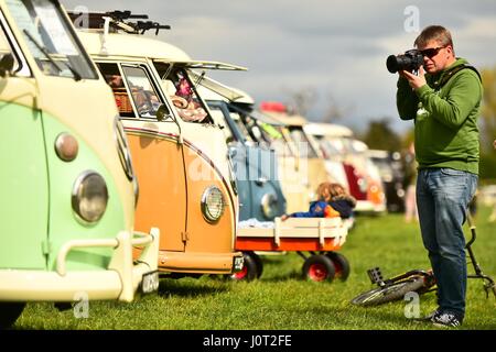 Oswestry, Shropshire, Regno Unito. 16 Aprile, 2017. I visitatori di BusTypes 2017 Volkswagen camper festival in Oswestry guarda la bella linea iconica classico "plitty' split screen VW camper in esposizione al sole prima che la pioggia di cui credito: keith morris/Alamy Live News Foto Stock