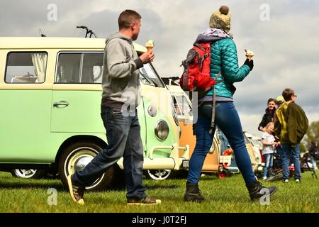 Oswestry, Shropshire, Regno Unito. 16 Aprile, 2017. I visitatori di BusTypes 2017 Volkswagen camper festival in Oswestry guarda la bella linea iconica classico "plitty' split screen VW camper in esposizione al sole prima che la pioggia di cui credito: keith morris/Alamy Live News Foto Stock