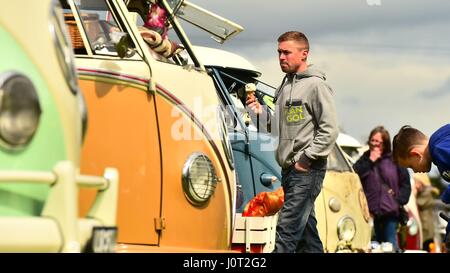 Oswestry, Shropshire, Regno Unito. 16 Aprile, 2017. I visitatori di BusTypes 2017 Volkswagen camper festival in Oswestry guarda la bella linea iconica classico "plitty' split screen VW camper in esposizione al sole prima che la pioggia di cui credito: keith morris/Alamy Live News Foto Stock