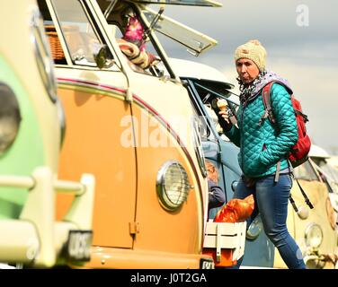 Oswestry, Shropshire, Regno Unito. 16 Aprile, 2017. I visitatori di BusTypes 2017 Volkswagen camper festival in Oswestry guarda la bella linea iconica classico "plitty' split screen VW camper in esposizione al sole prima che la pioggia di cui credito: keith morris/Alamy Live News Foto Stock