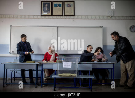 Istanbul, Turchia. Xvi Apr, 2017. Elezione attendono gli assistenti per gli elettori in corrispondenza di una stazione di polling in Istanbul, Turchia, 16 aprile 2017. I cittadini turchi sono in votazione un emendamento costituzionale verso l introduzione di un sistema presidenziale, che premio più potenza al presidente. Foto: Michael Kappeler/dpa/Alamy Live News Foto Stock