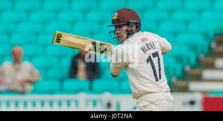 Londra, Regno Unito. 16 Aprile, 2017. Rory ustioni alla battuta per Surrey contro Lancashire sul suo modo di 91 al giorno tre della contea di Specsavers partita di campionato al ovale. David Rowe/Alamy Live News Foto Stock