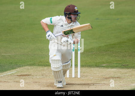 Londra, Regno Unito. 16 Aprile, 2017. Rory ustioni alla battuta per Surrey contro Lancashire sul suo modo di 91 al giorno tre della contea di Specsavers partita di campionato al ovale. David Rowe/Alamy Live News Foto Stock