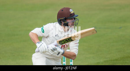 Londra, Regno Unito. 16 Aprile, 2017. Rory ustioni alla battuta per Surrey contro Lancashire sul suo modo di 91 al giorno tre della contea di Specsavers partita di campionato al ovale. David Rowe/Alamy Live News Foto Stock