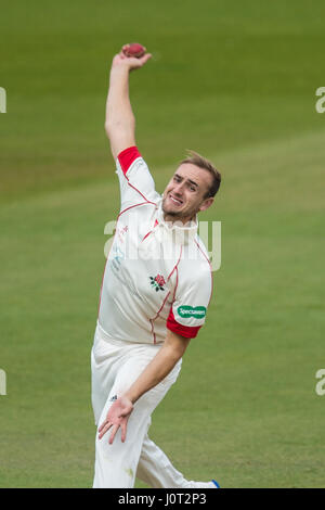 Londra, Regno Unito. 16 Aprile, 2017. Lancs skipper, Liam Livingstone bowling per Lancashire contro Surrey il giorno tre della contea di Specsavers partita di campionato al ovale. David Rowe/Alamy Live News Foto Stock