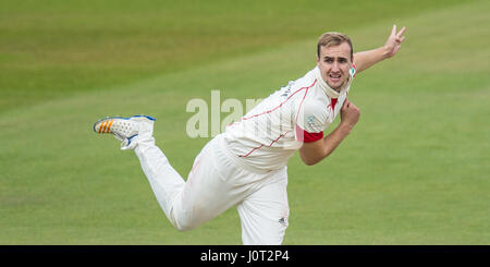 Londra, Regno Unito. 16 Aprile, 2017. Lancs skipper, Liam Livingstone bowling per Lancashire contro Surrey il giorno tre della contea di Specsavers partita di campionato al ovale. David Rowe/Alamy Live News Foto Stock