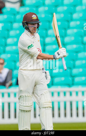 Londra, Regno Unito. 16 Aprile, 2017. Rory Burns arriva a 50 battuta per Surrey contro Lancashire il giorno tre della contea di Specsavers partita di campionato al ovale. David Rowe/Alamy Live News Foto Stock