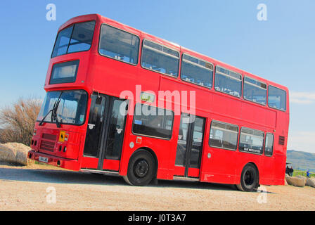 Chesil Beach, Portland, Dorset, Regno Unito. Xvi Apr, 2017. Un pensionato London bus ha riaccompagnati 'gitanti' per vedere Chesil Beach, su di un soleggiato ma fredda giornata per Portland Credit: stuart fretwell/Alamy Live News Foto Stock