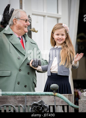 Aarhus, Danimarca. Xvi Apr, 2017. Henrik principe e principessa Josephine frequentare la 77th feste di compleanno della Regina Margrethe presso il palazzo Marselisborg ad Aarhus in Danimarca, 16 aprile 2017. Foto: Patrick van Katwijk foto: Patrick van Katwijk/Olandese Photo Press/dpa/Alamy Live News Foto Stock