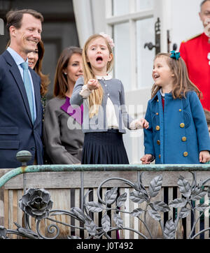 Aarhus, Danimarca. Xvi Apr, 2017. La principessa Josephine Princess Athena di Danimarca frequentare la 77th feste di compleanno della Regina Margrethe presso il palazzo Marselisborg ad Aarhus in Danimarca, 16 aprile 2017. Foto: Patrick van Katwijk foto: Patrick van Katwijk/Olandese Photo Press/dpa/Alamy Live News Foto Stock