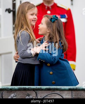 Aarhus, Danimarca. Xvi Apr, 2017. La principessa Josephine Princess Athena di Danimarca frequentare la 77th feste di compleanno della Regina Margrethe presso il palazzo Marselisborg ad Aarhus in Danimarca, 16 aprile 2017. Foto: Patrick van Katwijk foto: Patrick van Katwijk/Olandese Photo Press/dpa/Alamy Live News Foto Stock