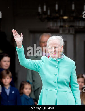 Aarhus, Danimarca. Xvi Apr, 2017. La regina Margrethe di Danimarca assiste la 77th feste di compleanno della Regina Margrethe presso il palazzo Marselisborg ad Aarhus in Danimarca, 16 aprile 2017. Foto: Patrick van Katwijk foto: Patrick van Katwijk/Olandese Photo Press/dpa/Alamy Live News Foto Stock