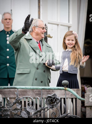 Aarhus, Danimarca. Xvi Apr, 2017. Henrik il principe e la principessa Giuseppina di Danimarca frequentare la 77th feste di compleanno della Regina Margrethe presso il palazzo Marselisborg ad Aarhus in Danimarca, 16 aprile 2017. Foto: Patrick van Katwijk foto: Patrick van Katwijk/Olandese Photo Press/dpa/Alamy Live News Foto Stock