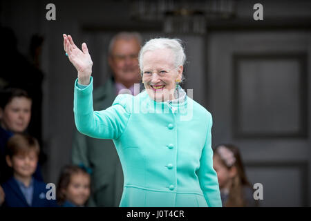 Aarhus, Danimarca. Xvi Apr, 2017. La regina Margrethe di Danimarca assiste la 77th feste di compleanno della Regina Margrethe presso il palazzo Marselisborg ad Aarhus in Danimarca, 16 aprile 2017. Foto: Patrick van Katwijk foto: Patrick van Katwijk/Olandese Photo Press/dpa/Alamy Live News Foto Stock