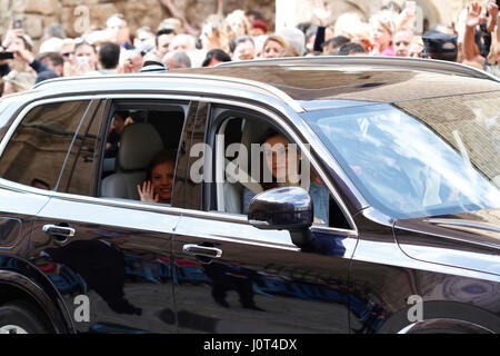 Palma de Mallorca, Spagna. Xvi Apr, 2017 il re di Spagna Felipe e Letizia con le loro figlie la Infanta Sofia e la principessa Leonor che arrivano nella cattedrale di Palma de Maiorca nella risurrezione massa di Pasqua. Credito: Mafalda/Alamy Live News Foto Stock