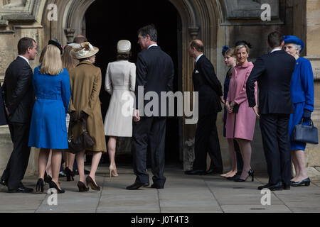 Windsor, Regno Unito. 16 Aprile, 2017. I membri della famiglia reale seguire la regina in alla cappella di San Giorgio nel Castello di Windsor per la Domenica di Pasqua il servizio. Credito: Mark Kerrison/Alamy Live News Foto Stock