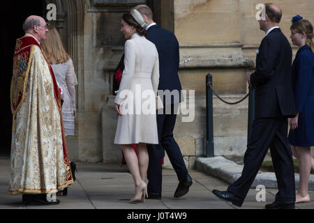 Windsor, Regno Unito. 16 Aprile, 2017. Il Duca e la Duchessa di Cambridge sono accolti dal Decano di Windsor, Rt Revd David Conner KCVO, all'arrivo per la Domenica di Pasqua al servizio alla cappella di San Giorgio nel Castello di Windsor. Credito: Mark Kerrison/Alamy Live News Foto Stock