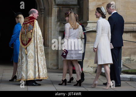 Windsor, Regno Unito. 16 Aprile, 2017. Principesse Beatrice e Eugenie e il Duca e la Duchessa di Cambridge sono accolti dal Decano di Windsor, Rt Revd David Conner KCVO, all'arrivo per la Domenica di Pasqua al servizio alla cappella di San Giorgio nel Castello di Windsor. Credito: Mark Kerrison/Alamy Live News Foto Stock