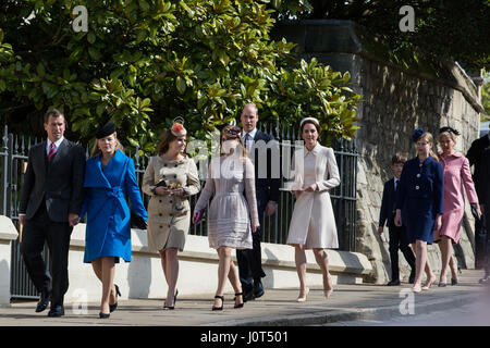 Windsor, Regno Unito. 16 Aprile, 2017. I membri della famiglia reale di arrivare a frequentare la Domenica di Pasqua al servizio alla cappella di San Giorgio nel Castello di Windsor. Credito: Mark Kerrison/Alamy Live News Foto Stock