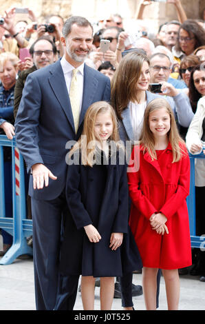 Palma de Mallorca, Spagna. Xvi Apr, 2017 il re di Spagna Felipe e Letizia con le loro figlie la Infanta Sofia e la principessa Leonor che arrivano nella cattedrale di Palma de Maiorca nella risurrezione massa di Pasqua. Credito: Mafalda/Alamy Live News Foto Stock