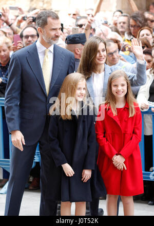 Palma de Mallorca, Spagna. Xvi Apr, 2017 il re di Spagna Felipe e Letizia con le loro figlie la Infanta Sofia e la principessa Leonor che arrivano nella cattedrale di Palma de Maiorca nella risurrezione massa di Pasqua. Credito: Mafalda/Alamy Live News Foto Stock