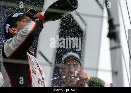 Towcester, Northamptonshire, Regno Unito. Xvi Apr, 2017. FIA WEC racing pilota Anthony Davidson (GBR) e Toyota Gazoo Racing festeggia il primo posto finale della 6 Ore di Silverstone del FIA World Endurance Championship sessione di autografi sul circuito di Silverstone Credito: Gergo Toth/Alamy Live News Foto Stock